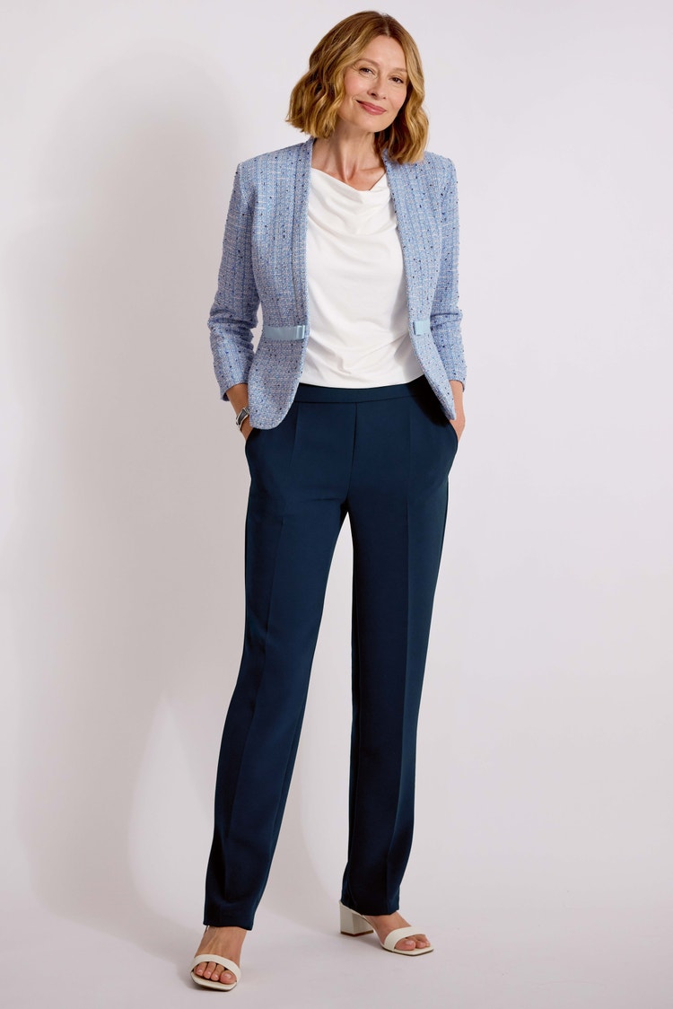 Modell: 7781 Hose aus Crêpe mit geradem Bein / Modell: 4855 Elegante Jacke aus Baumwollmix / Modell: 6618 Oberteil mit Wasserfallausschnitt und Schulterraffung