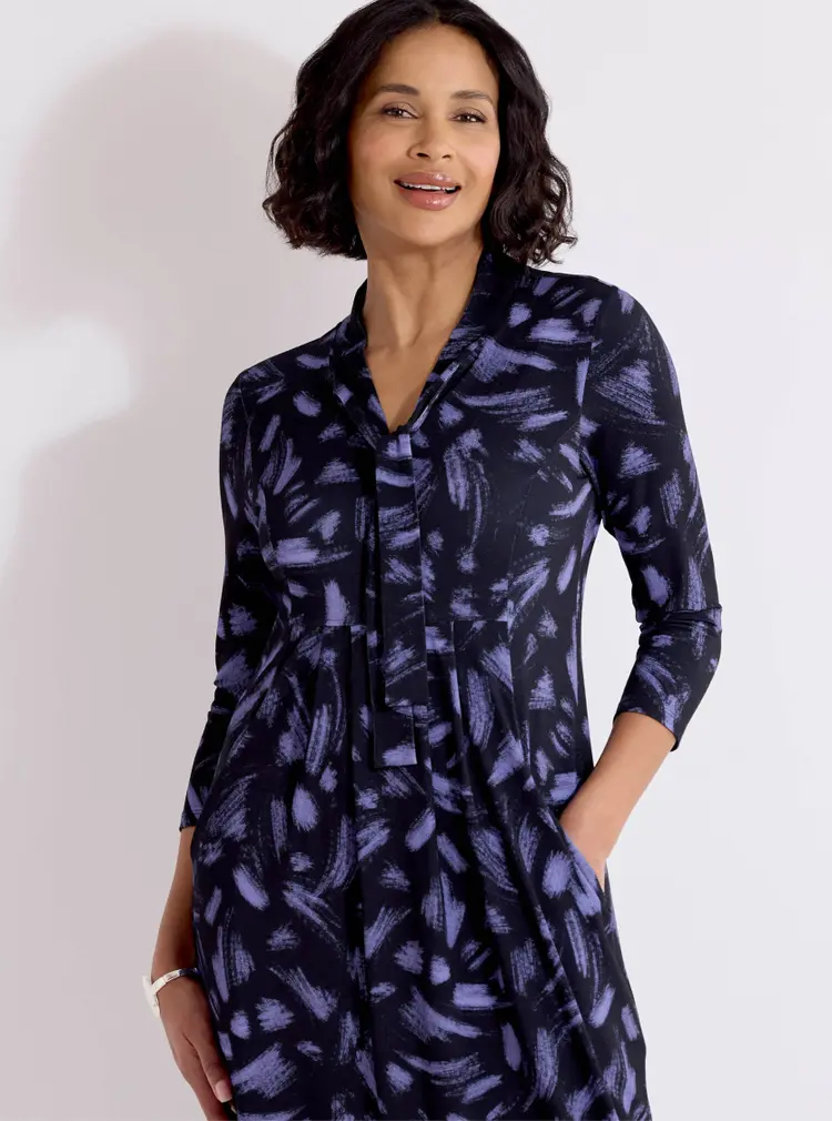 Jerseykleid mit Bindekragen