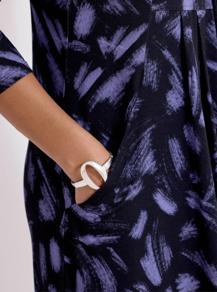 Jerseykleid mit Bindekragen