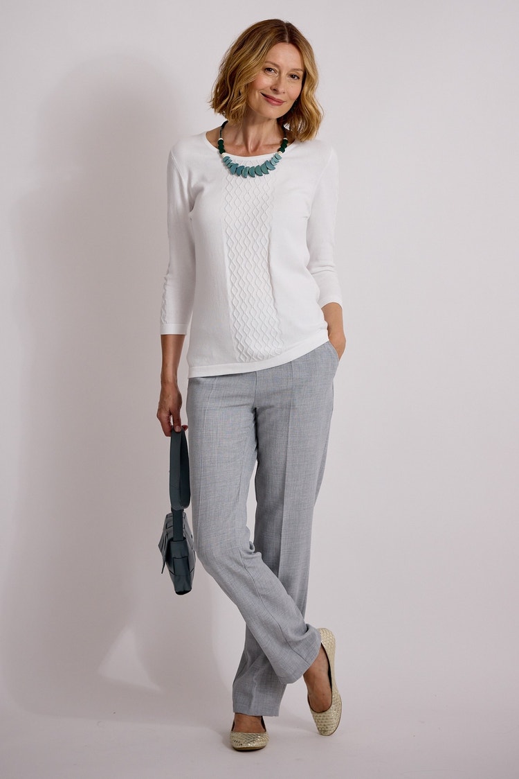 Modèle: 7829 Pantalon fuselé & Modèle: 9317 Pull torsadé en pur coton bio & Modèle: 9124 Collier de perles en bois abstrait & Modèle: 9619 Sac bandoulière en cuir tressé