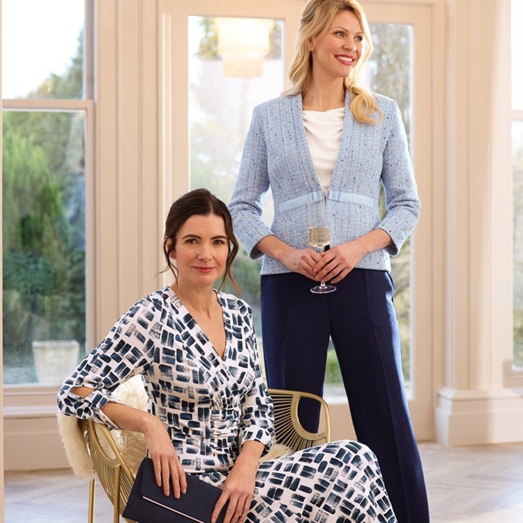 Modèle: 6161 Robe flatteuse à devant plissé / Modèle: 4855 Veste de cérémonie riche en coton / Modèle: 6618 Haut à encolure bénitier / Modèle: 7781 Pantalon fuselé triple crêpe