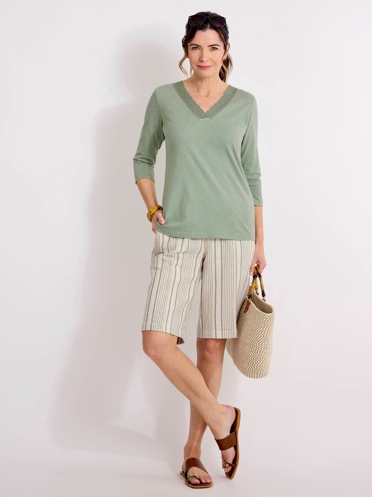 Modèle: 6614 Haut en coton et crochet / Modèle: 7003 Bermuda rayé riche en lin
